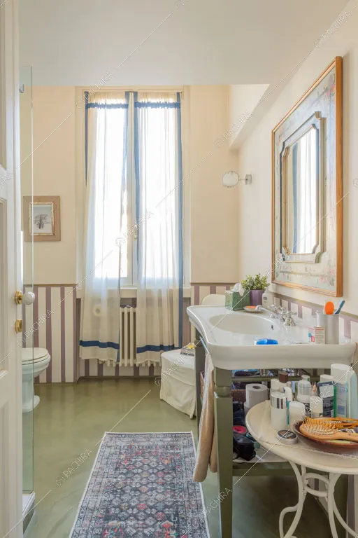 Bagno della villa Rodano, location in stile contemporaneo a Milano