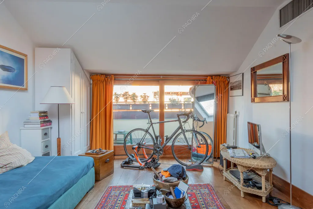 Camera da letto della villa Rodano, location in stile contemporaneo a Milano