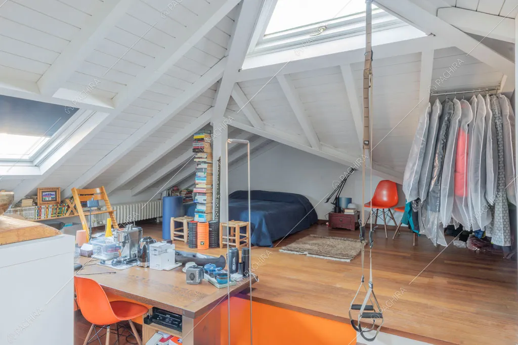 Camera da letto della villa Rodano, location in stile contemporaneo a Milano
