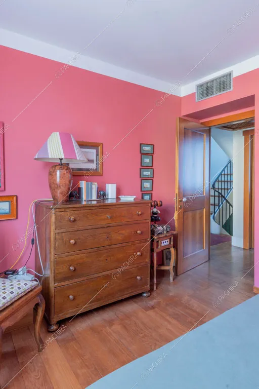 Camera da letto della villa Rodano, location in stile contemporaneo a Milano