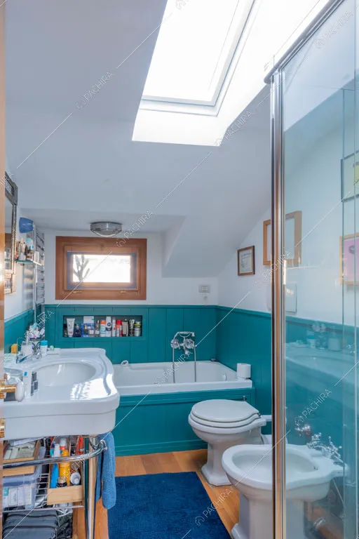 Bagno della villa Rodano, location in stile contemporaneo a Milano