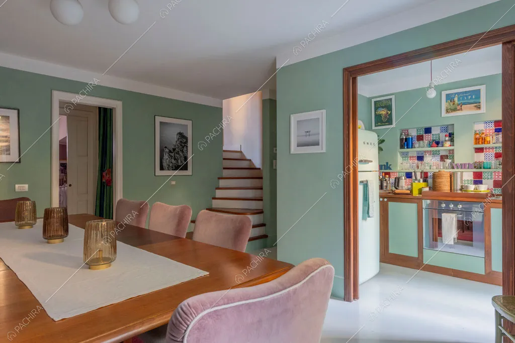 Cucina a vista della villa Rodano, location in stile contemporaneo a Milano