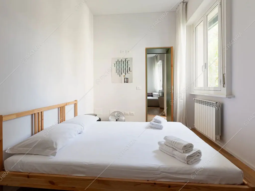 Camera da letto dell'appartamento Robinia, location in stile contemporaneo a Milano
