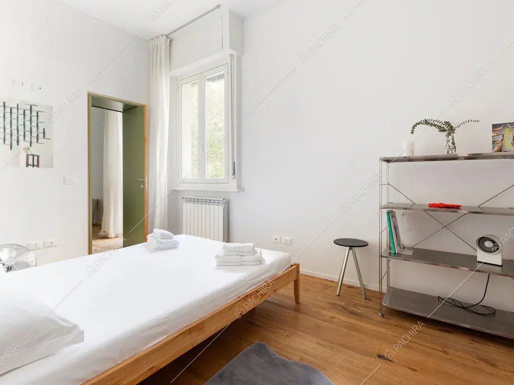 Camera da letto dell'appartamento Robinia, location in stile contemporaneo a Milano