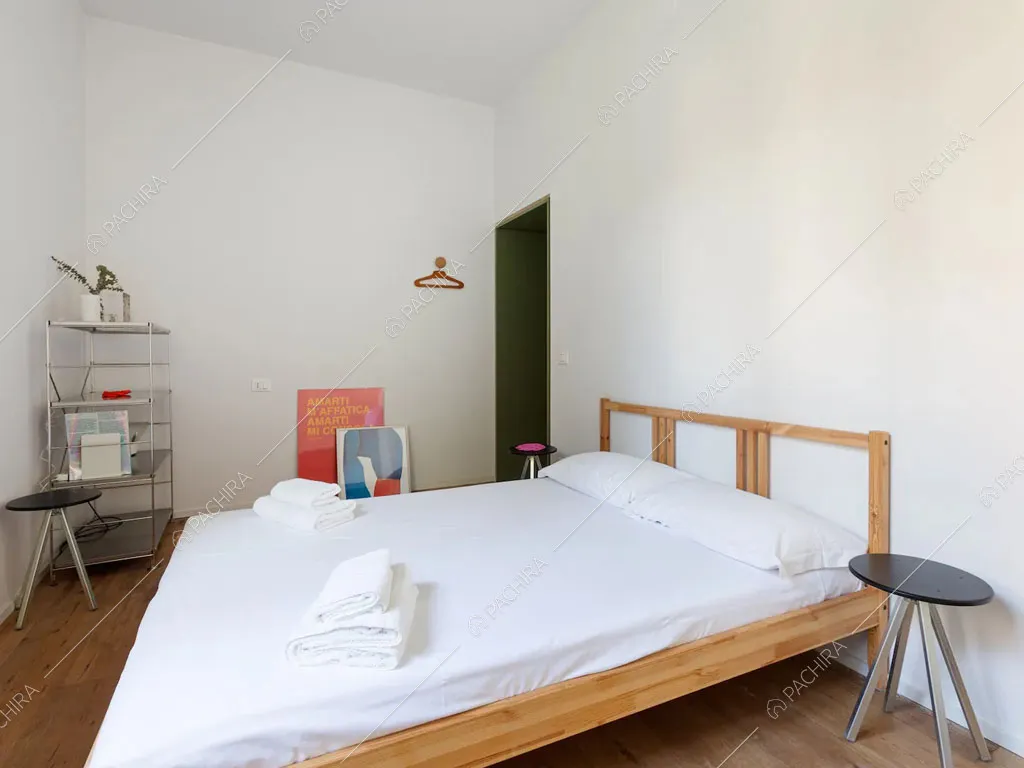 Camera da letto dell'appartamento Robinia, location in stile contemporaneo a Milano