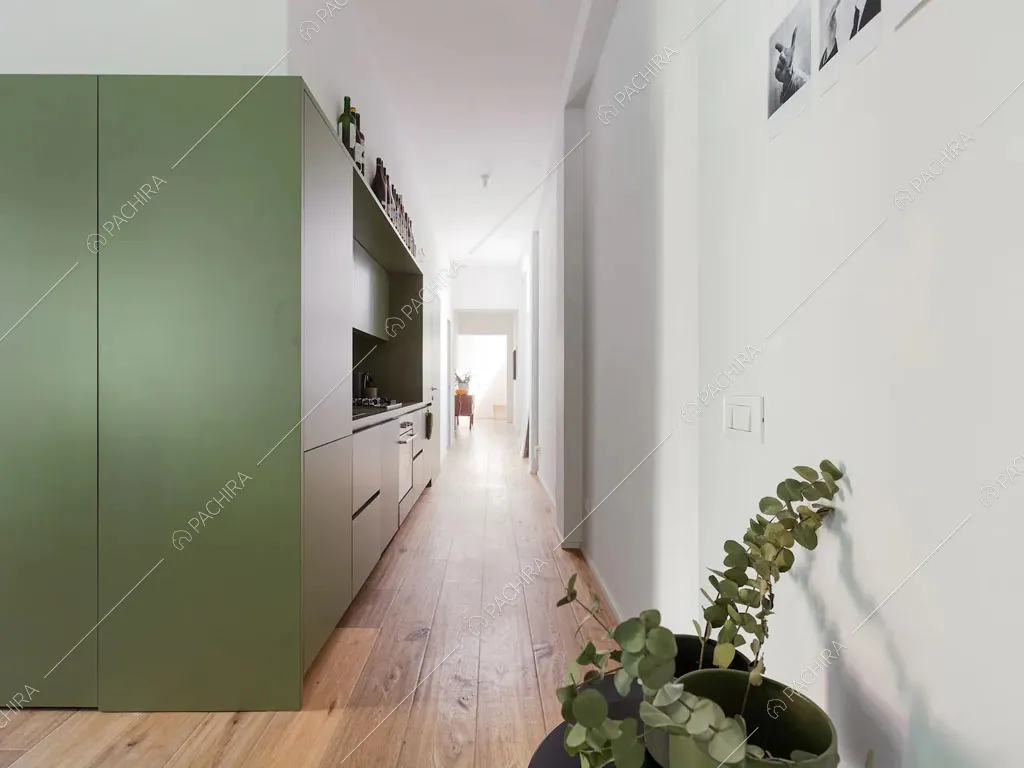 Corridoio dell'appartamento Robinia, location in stile contemporaneo a Milano