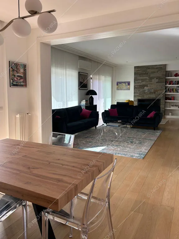 Sala da pranzo dell'appartamento Lepiota, location in stile contemporaneo a Roma