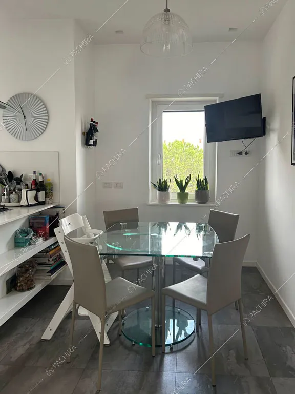 Zona pranzo dell'appartamento Lepiota, location in stile contemporaneo a Roma