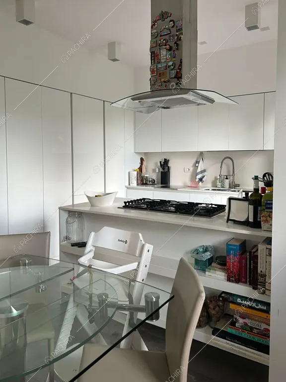 Cucina dell'appartamento Lepiota, location in stile contemporaneo a Roma