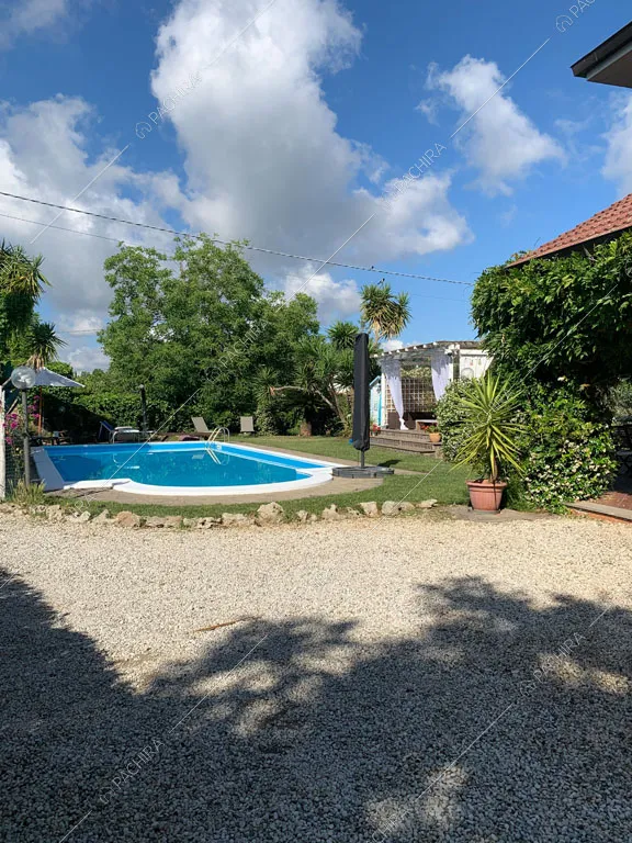 Piscina della villa Pelargonio, location in stile moderno a Roma