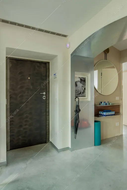 Ingresso dell'appartamento Kamet, location in stile contemporaneo a Milano