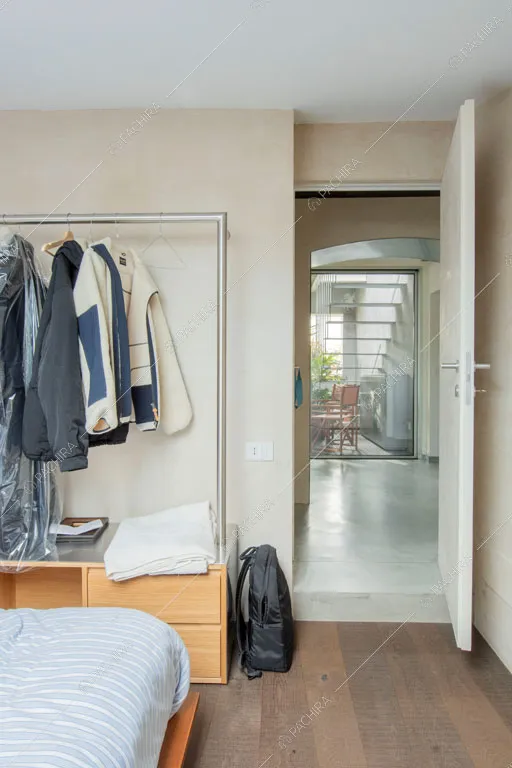 Camera da letto dell'appartamento Kamet, location in stile contemporaneo a Milano