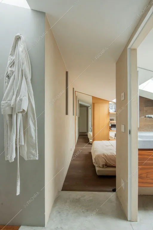 Camera da letto dell'appartamento Kamet, location in stile contemporaneo a Milano