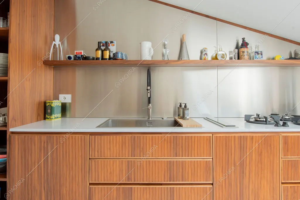 Cucina a parete dell'appartamento Kamet, location in stile contemporaneo a Milano
