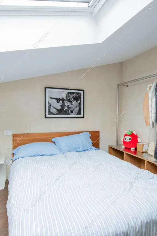Camera da letto dell'appartamento Kamet, location in stile contemporaneo a Milano