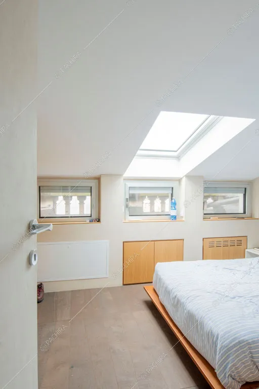 Camera da letto dell'appartamento Kamet, location in stile contemporaneo a Milano