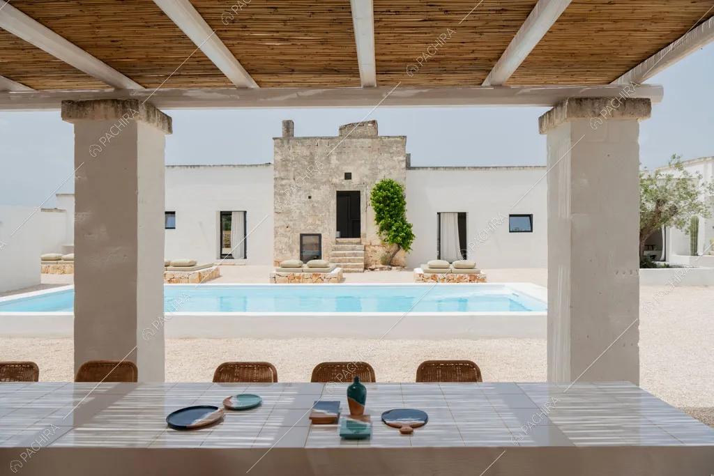 Veranda della masseria Kyanite, location in stile contemporaneo a Brindisi