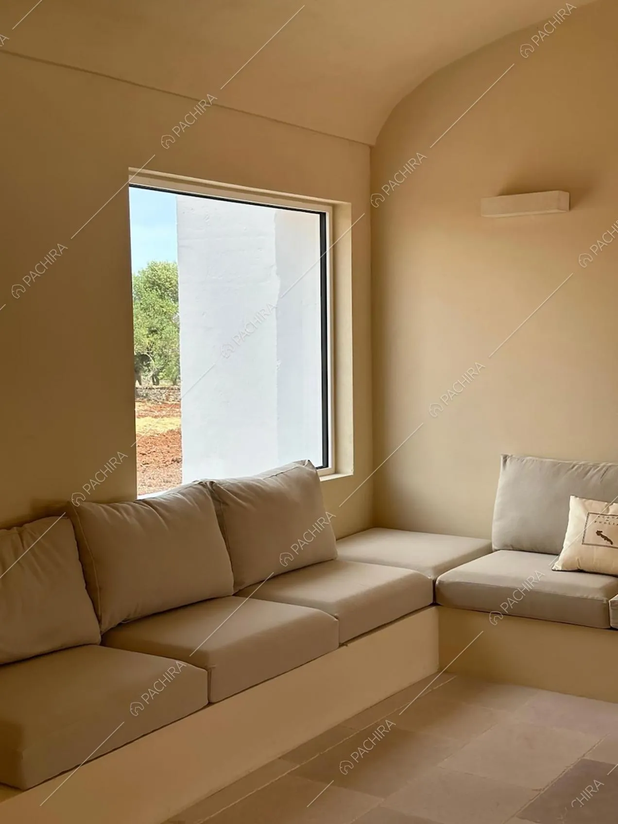 Salotto della masseria Kyanite, location in stile contemporaneo a Brindisi