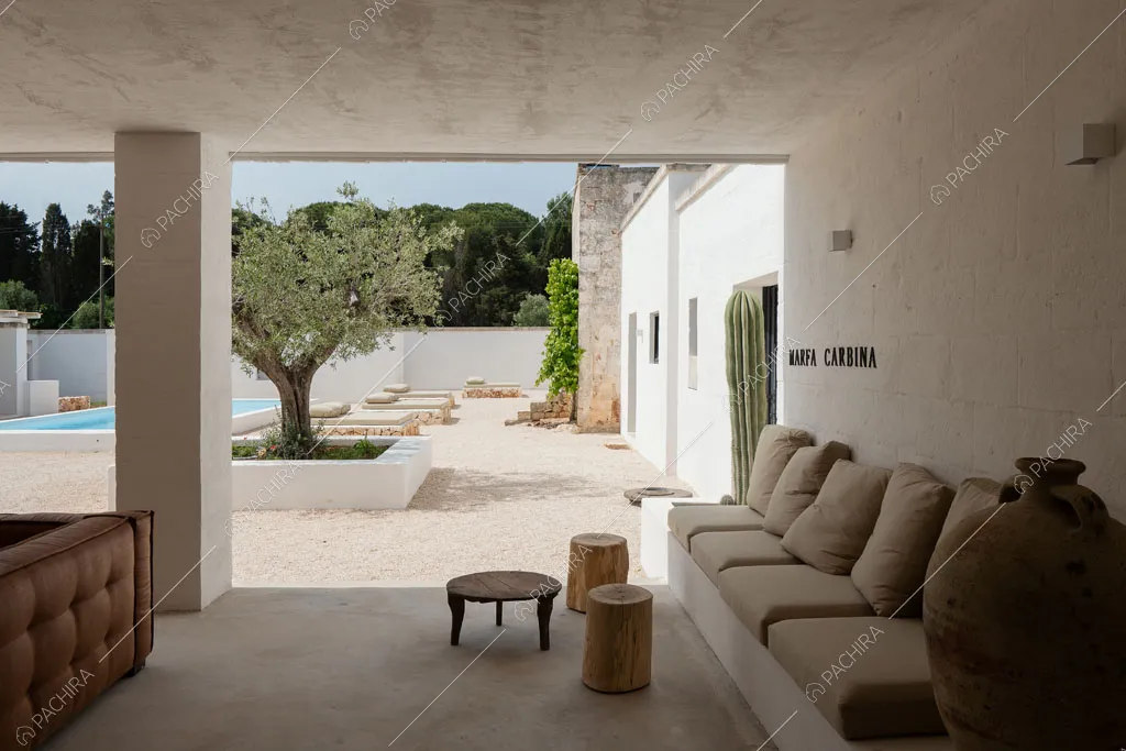Veranda della masseria Kyanite, location in stile contemporaneo a Brindisi