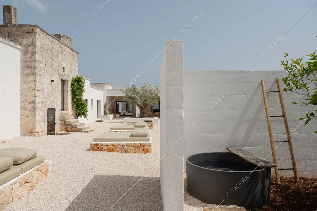 Esterni della masseria Kyanite, location in stile contemporaneo a Brindisi