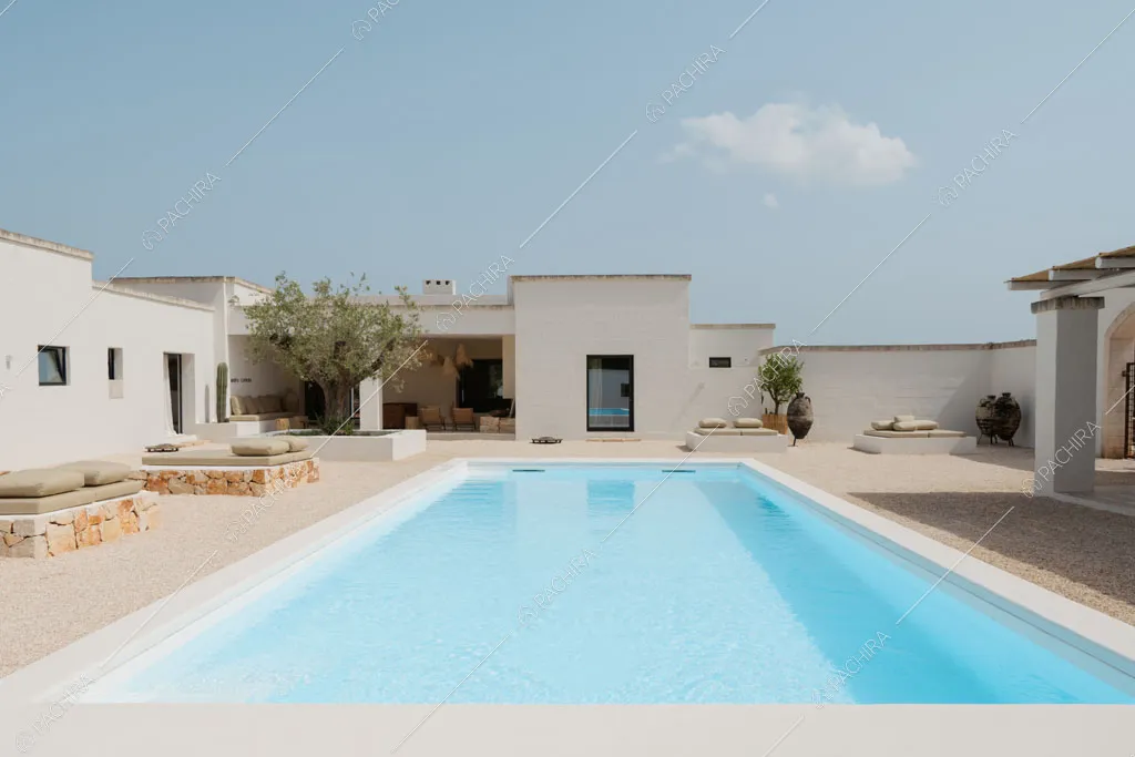 Piscina della masseria Kyanite, location in stile contemporaneo a Brindisi