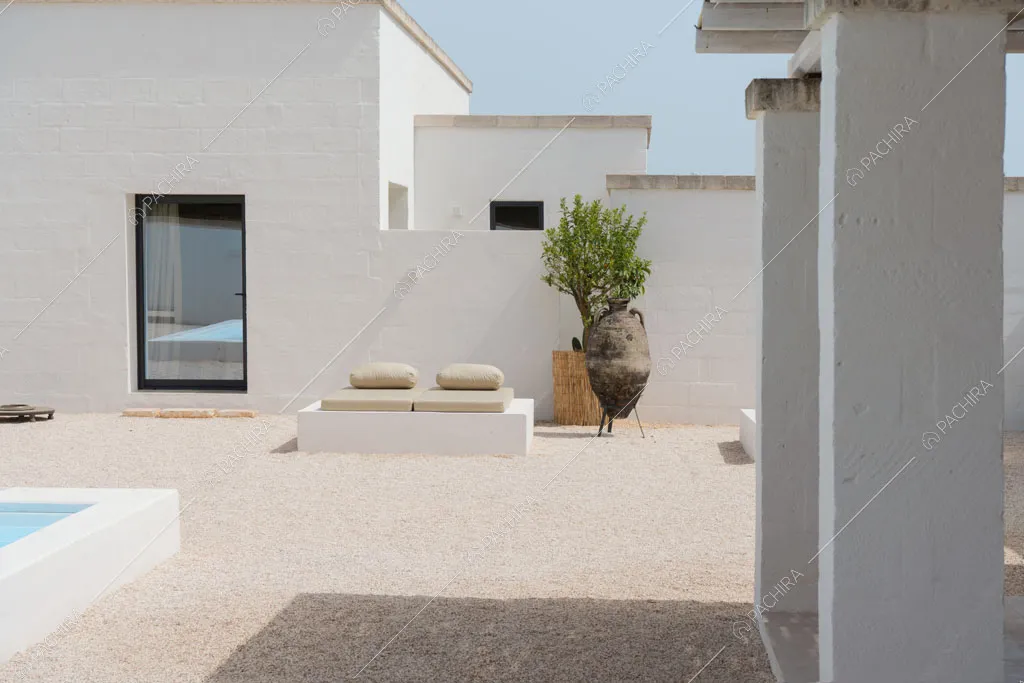 Esterni della masseria Kyanite, location in stile contemporaneo a Brindisi