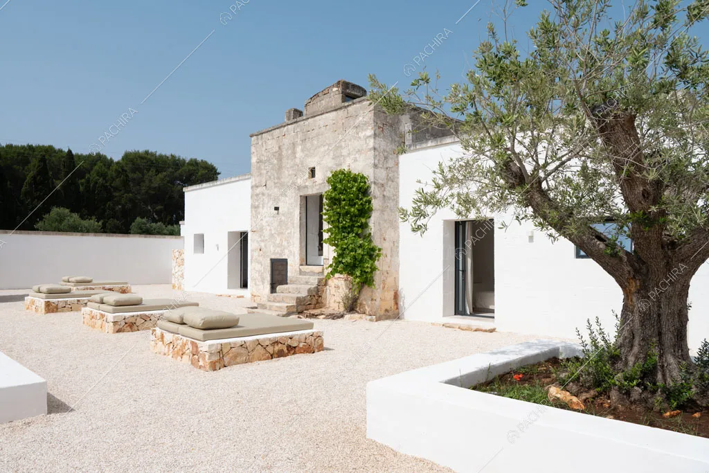 Esterni della masseria Kyanite, location in stile contemporaneo a Brindisi
