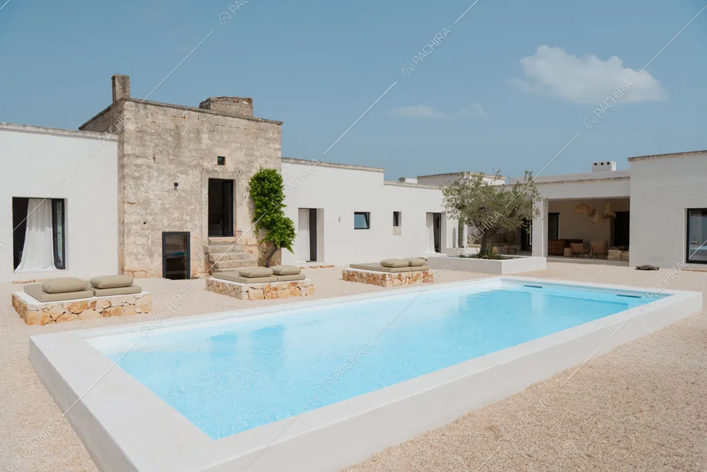 Piscina della masseria Kyanite, location in stile contemporaneo a Brindisi