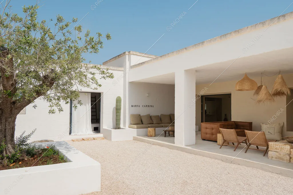 Veranda della masseria Kyanite, location in stile contemporaneo a Brindisi
