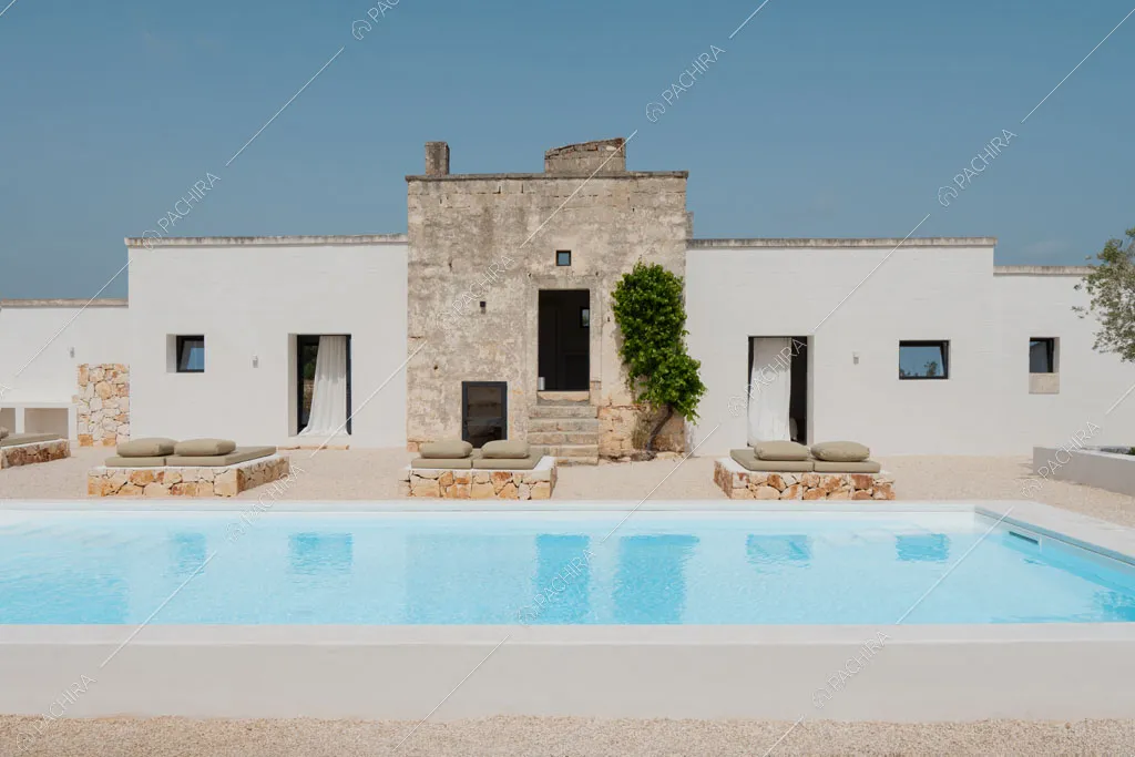 Piscina della masseria Kyanite, location in stile contemporaneo a Brindisi