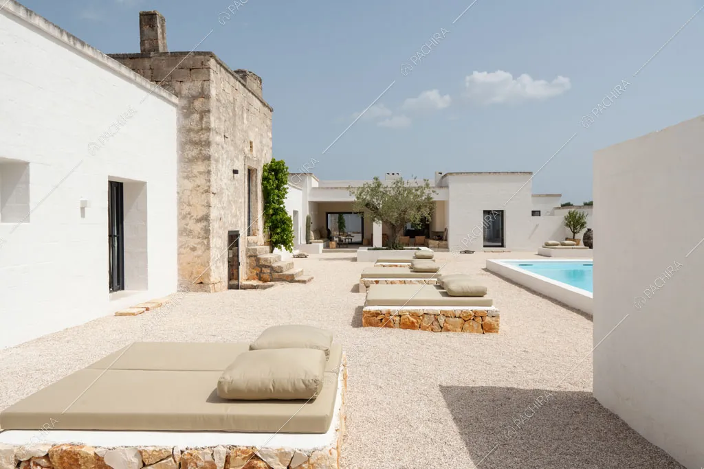 Esterni della masseria Kyanite, location in stile contemporaneo a Brindisi