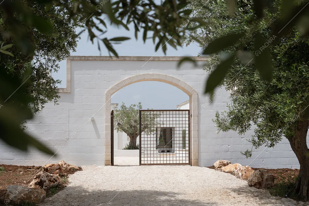 Vialetto della masseria Kyanite, location in stile contemporaneo a Brindisi