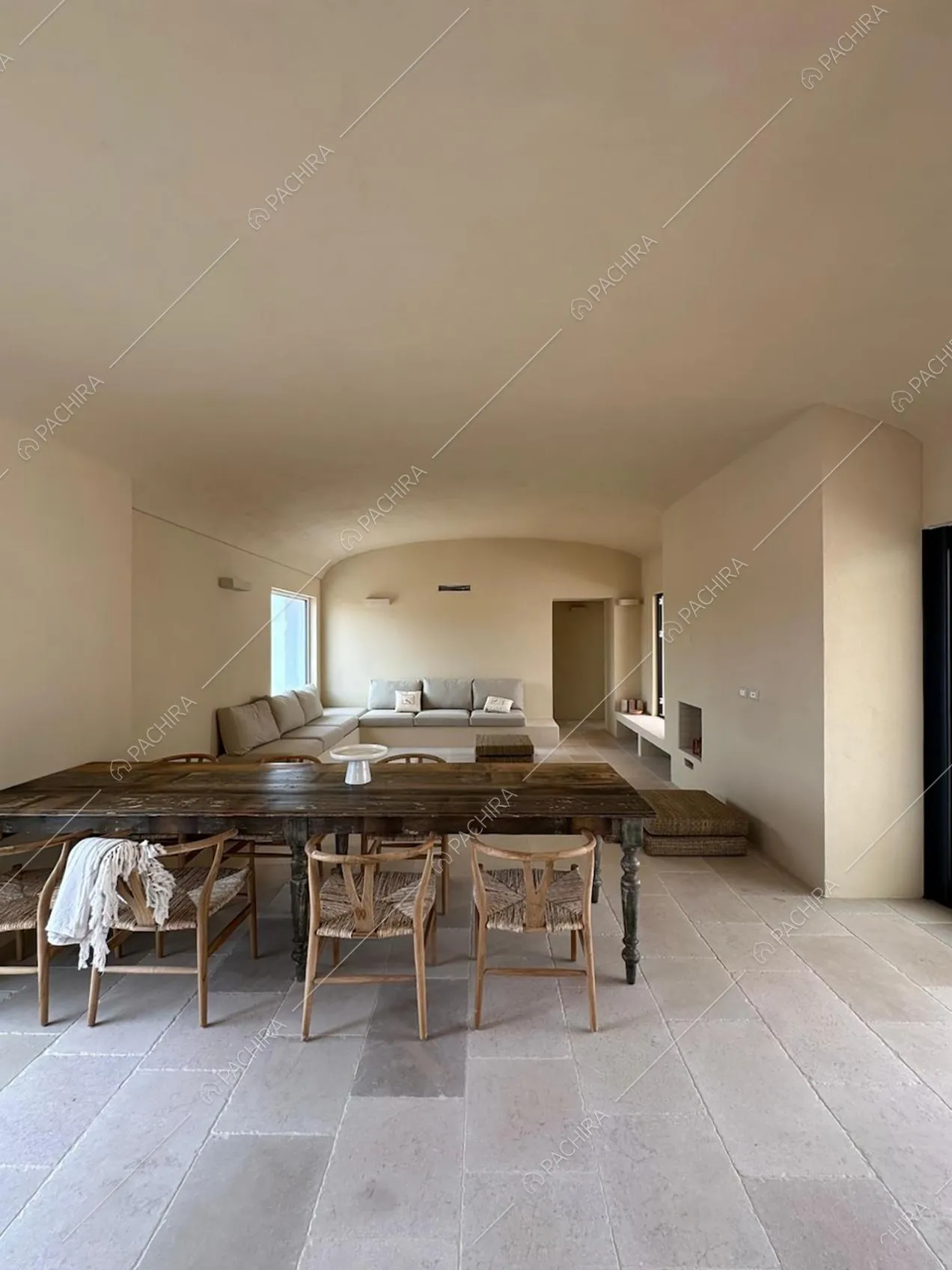Zona living della masseria Kyanite, location in stile contemporaneo a Brindisi