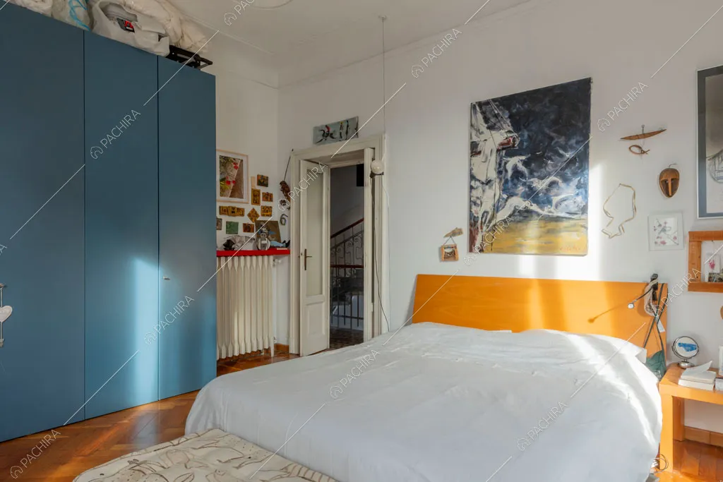 Camera da letto della villa Oglio, location in stile moderno a Milano