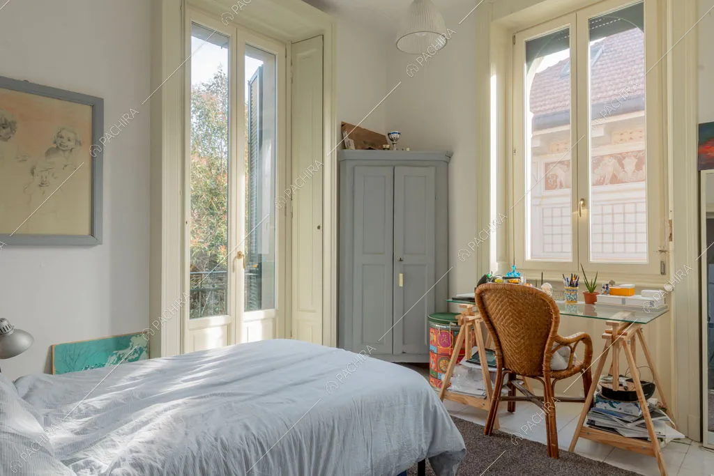 Camera da letto della villa Oglio, location in stile moderno a Milano