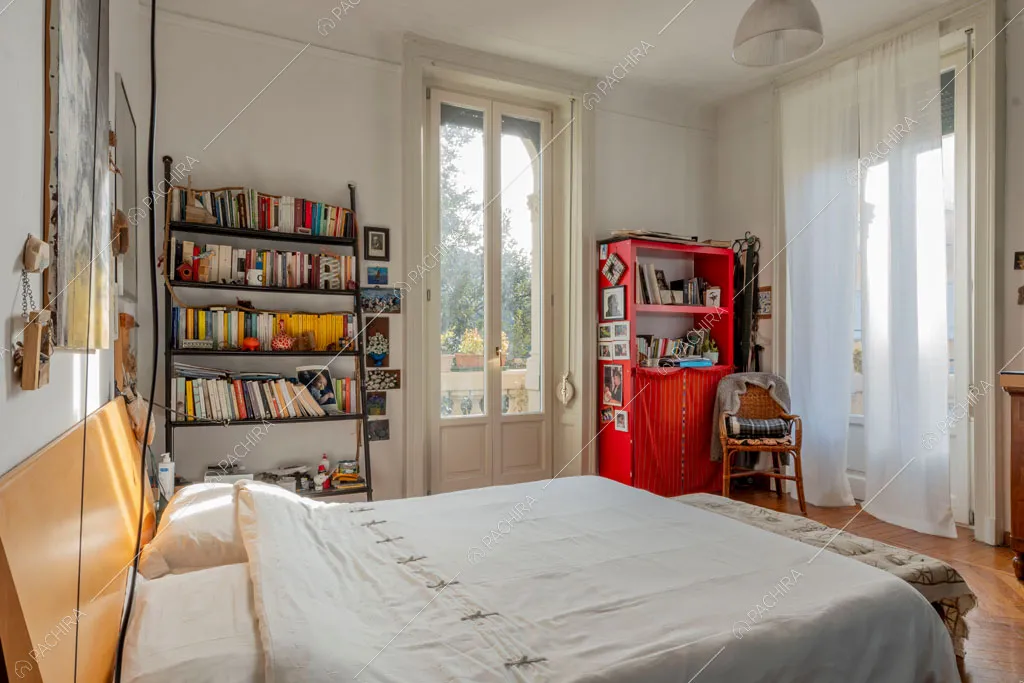 Camera da letto della villa Oglio, location in stile moderno a Milano