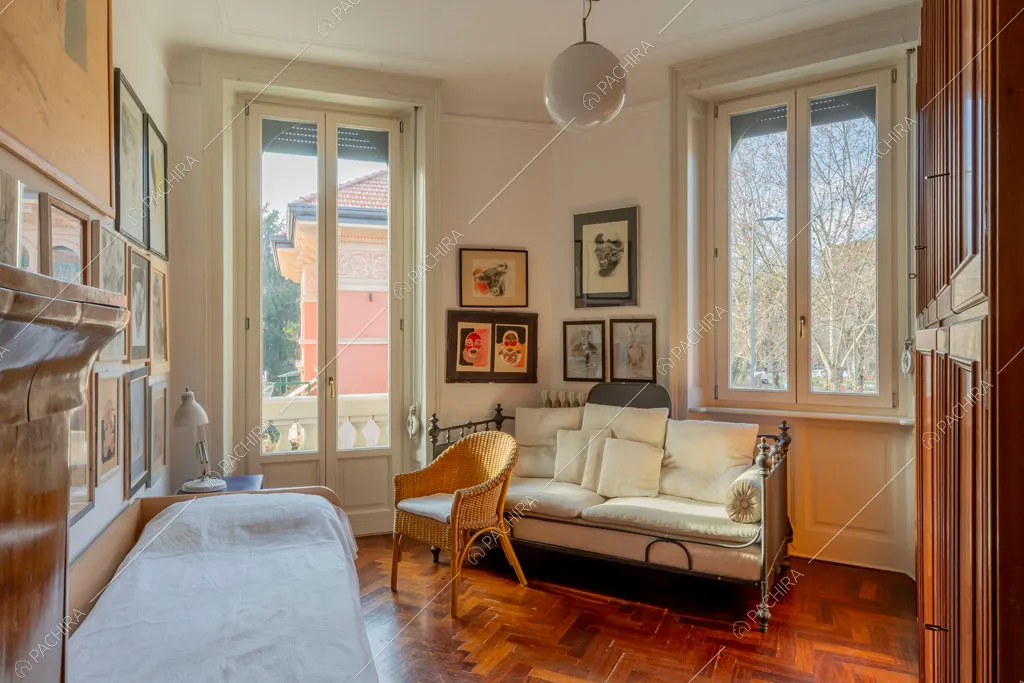 Camera da letto della villa Oglio, location in stile moderno a Milano