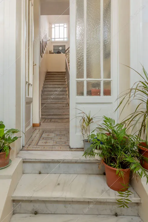 Ingresso della villa Oglio, location in stile moderno a Milano