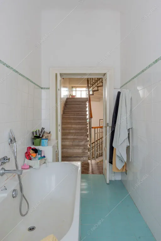 Bagno della villa Oglio, location in stile moderno a Milano