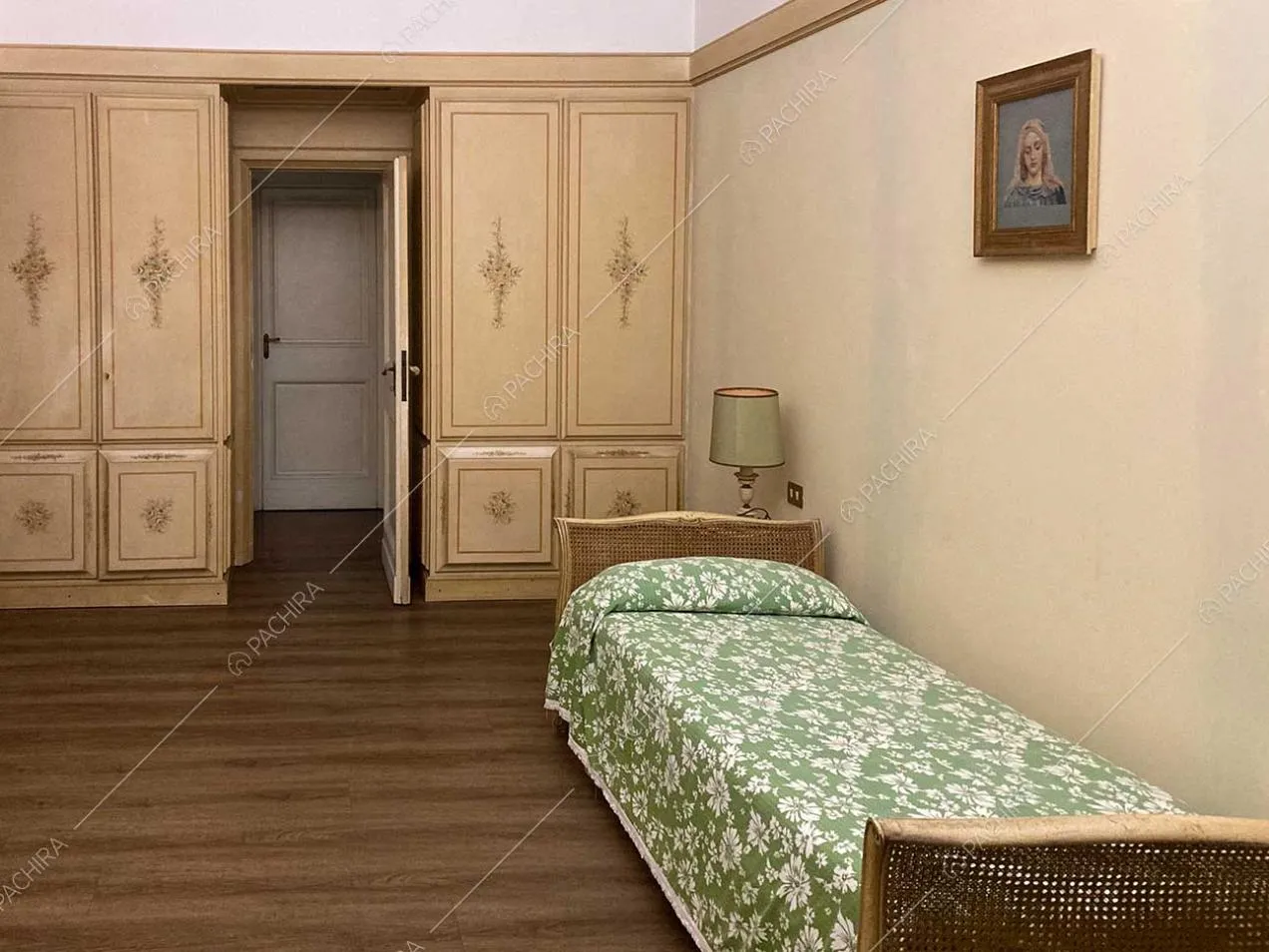 Camera da letto della villa Anastase, location in stile classico a Roma