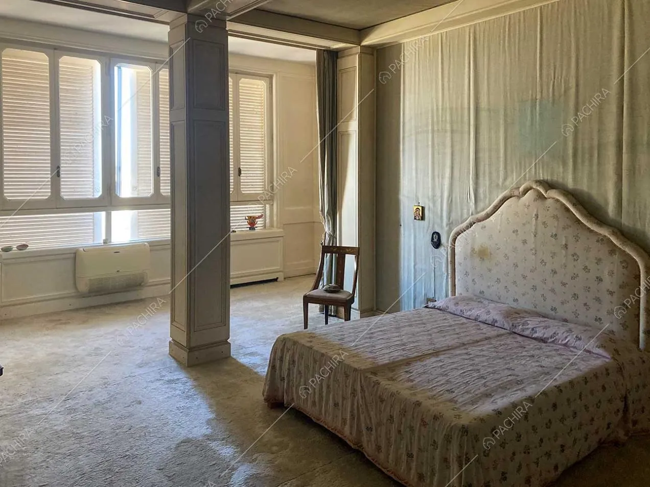Camera da letto della villa Anastase, location in stile classico a Roma