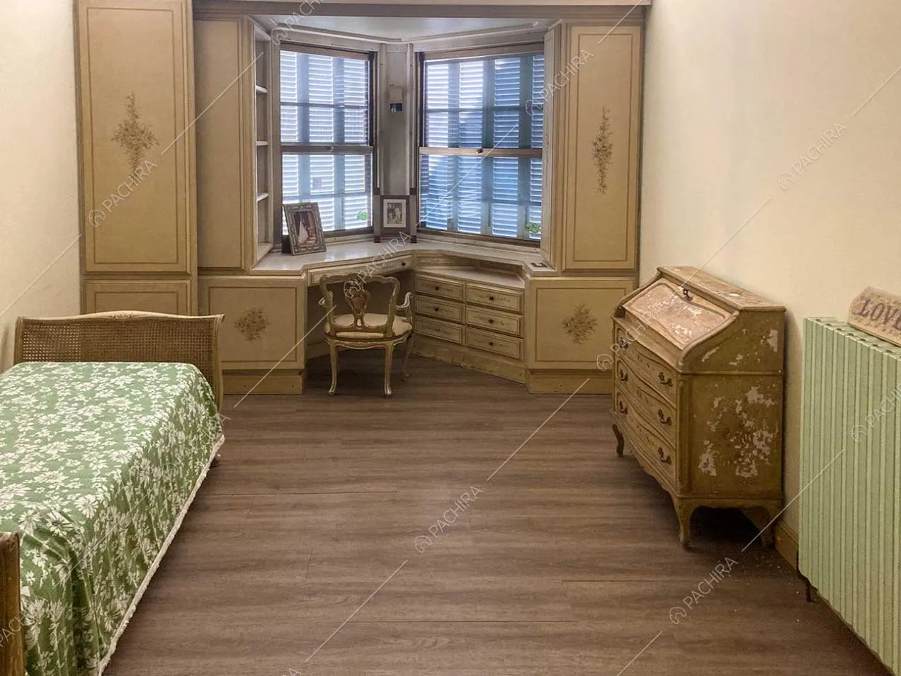 Camera da letto della villa Anastase, location in stile classico a Roma