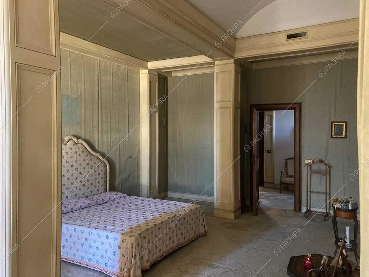 Camera da letto della villa Anastase, location in stile classico a Roma