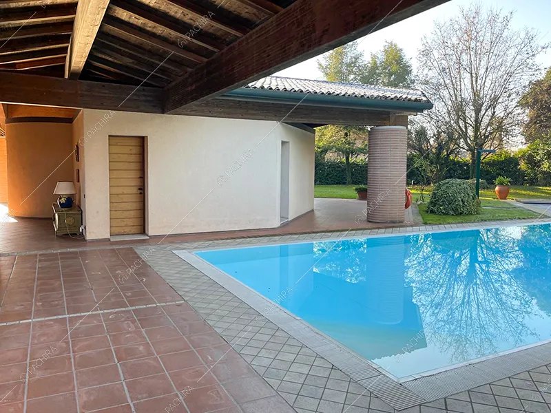 Piscina della villa Drava, location in stile classico a Brescia