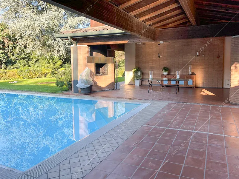 Piscina e veranda della villa Drava, location in stile classico a Brescia