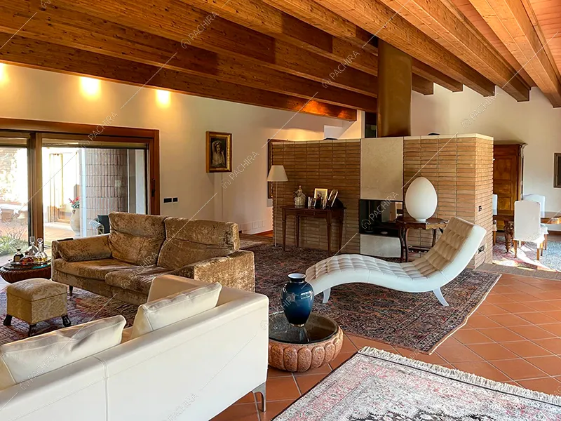 Zona living della villa Drava, location in stile classico a Brescia