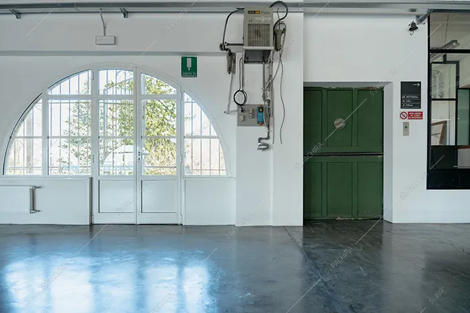 Ingresso di Annapurna, spazio espositivo in stile industriale a Lecco