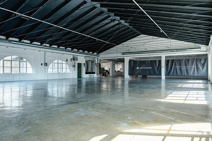 Open space di Annapurna, spazio espositivo in stile industriale a Lecco