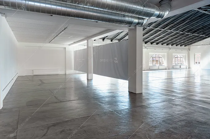 Open space di Annapurna, spazio espositivo in stile industriale a Lecco