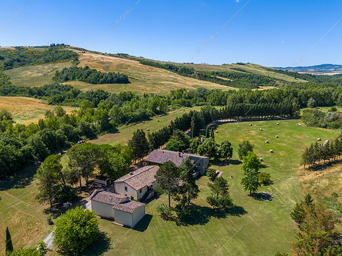 Esterni del borgo Corindone, location in stile rustico a Siena